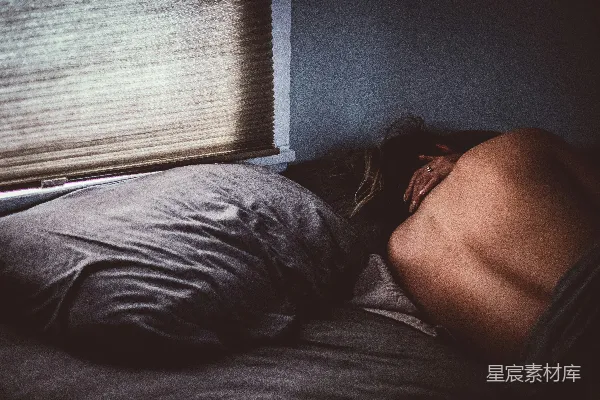 高清摄影 床上躺着的光着上身的女人