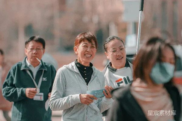 高清摄影 一群人站在一起。