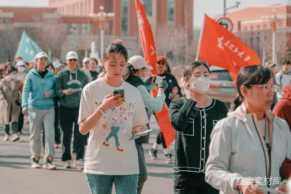 高清摄影 一群人沿着街道行走