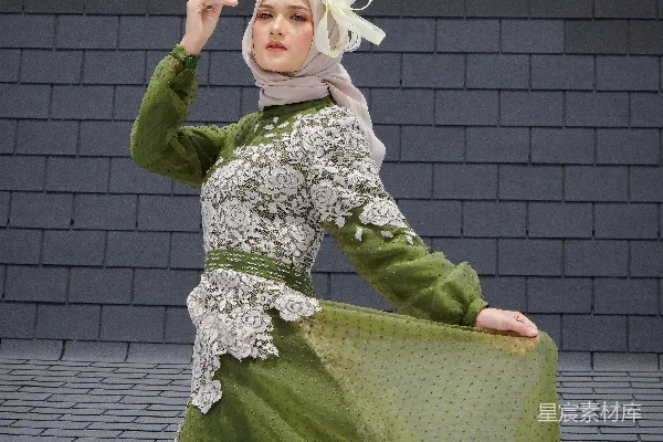 高清摄影 一位穿着绿色和白色连衣裙的女士