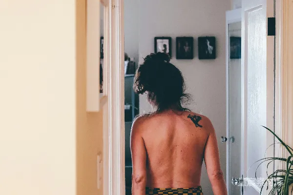 高清摄影 身穿黑白波点短裙的裸露上身的女子站在门口附近。