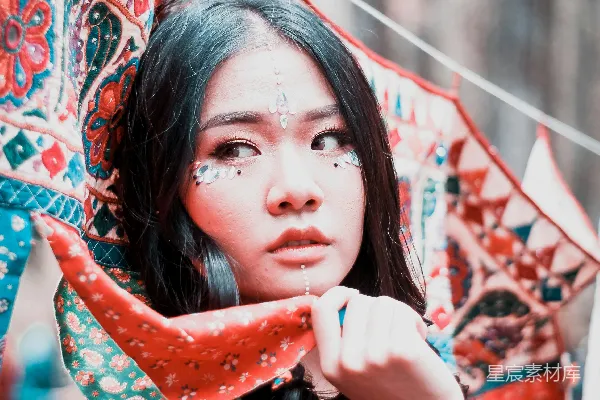 高清摄影 拿着窗帘的女人