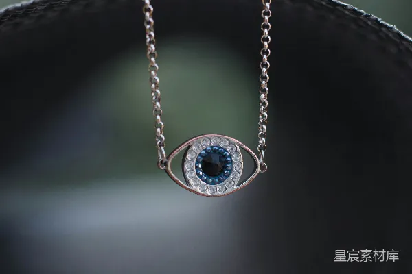 高清摄影 一副邪恶之眼项链的特写照片