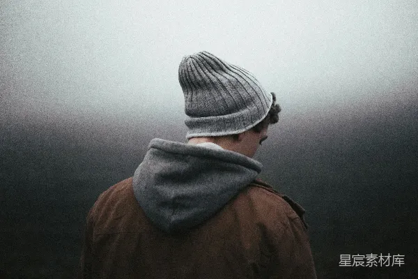 高清摄影 穿着针织帽的男人站在灰色背景前