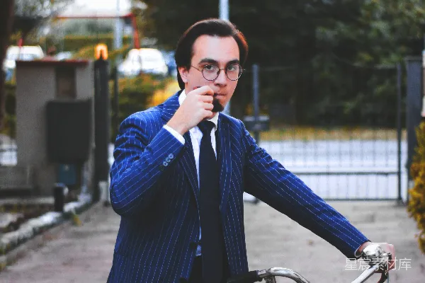 高清摄影 白天骑自行车的人