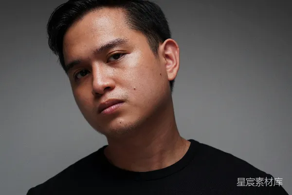 高清摄影 一个穿黑色衬衫的男人正在摆姿势拍照。