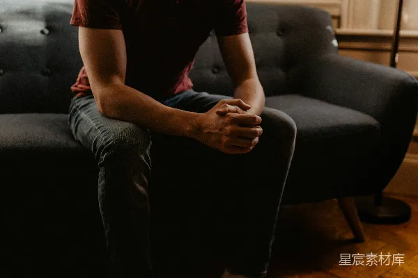 高清摄影 一个男人坐在沙发上。