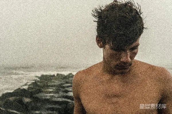 高清摄影 白天海边的男人