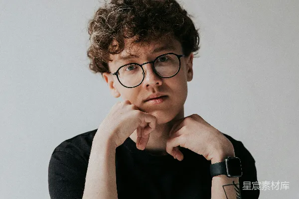 高清摄影 穿着黑色长袖衬衫，戴着黑色框架眼镜的男人