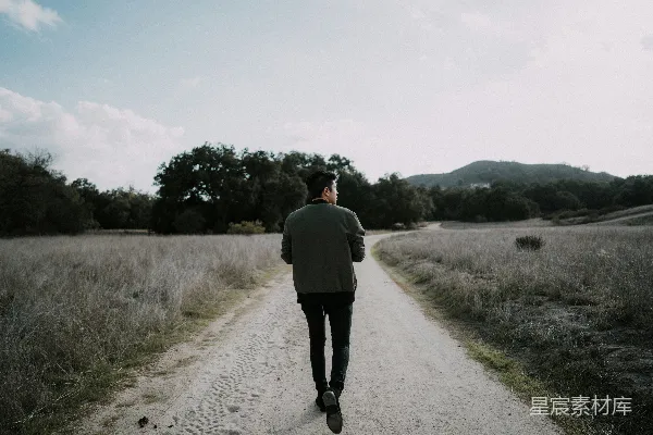 高清摄影 男人走在空旷的路上