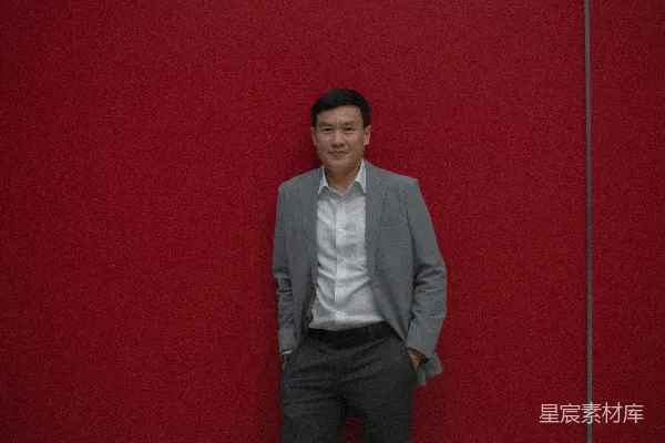 高清摄影 一个男人站在红色的墙前