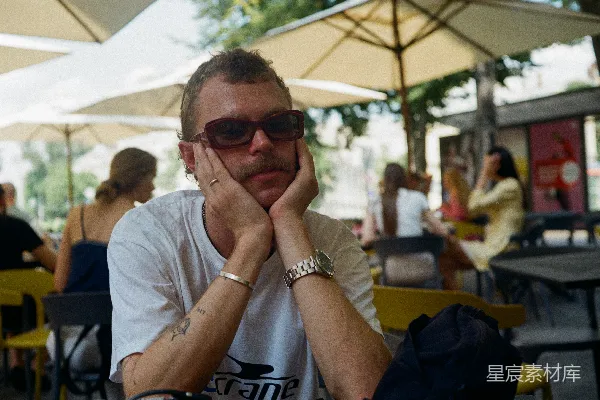 高清摄影 穿灰色圆领T恤并戴着黑色太阳镜的男人