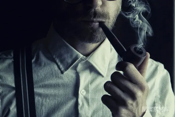 高清摄影 穿着白色领带的男人在抽烟