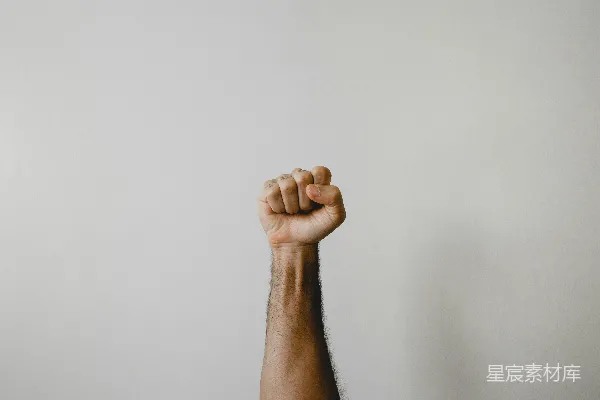 高清摄影 右脚放在白色墙上的人
