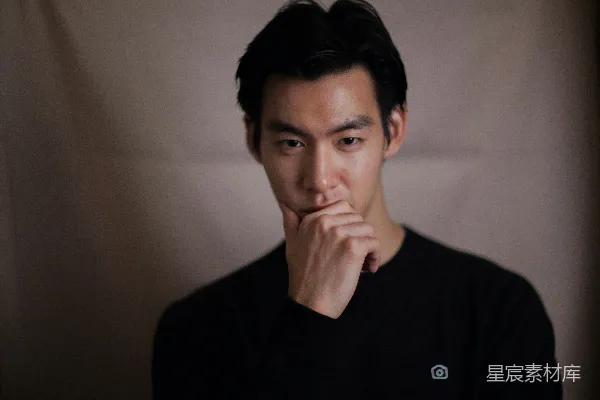 高清摄影 男人用右手触摸下巴