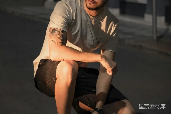 高清摄影 一个男人跪在地上，手放在膝盖上。
