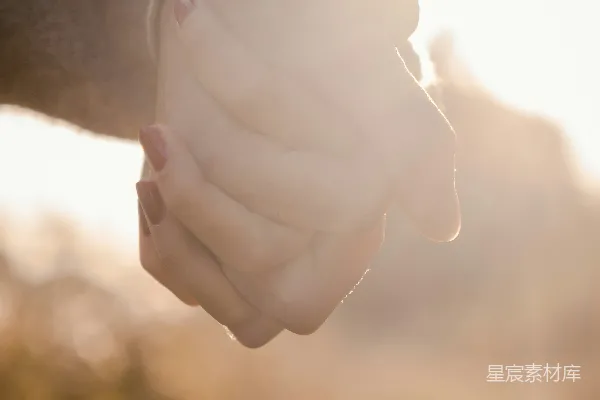 高清摄影 抱着婴儿手的人