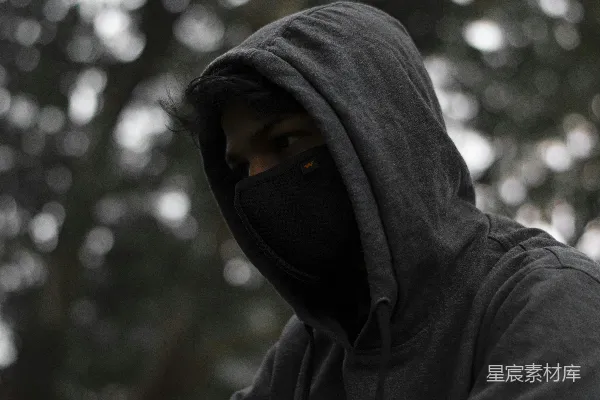 高清摄影 穿着灰色连帽衫并戴着黑色口罩的人