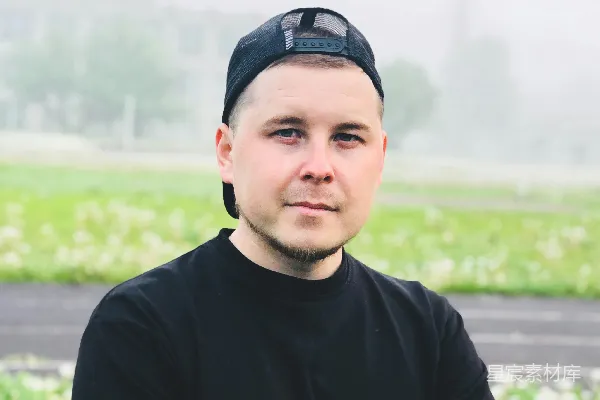 高清摄影 穿黑色圆领衫的男人戴着黑色紧身棒球帽。