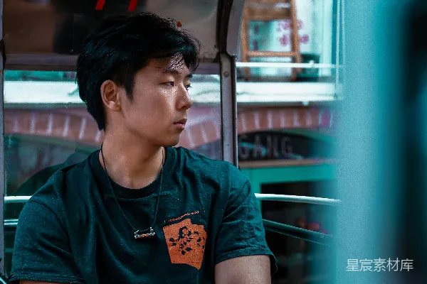 高清摄影 一个男人坐在公共汽车上，望着窗外。