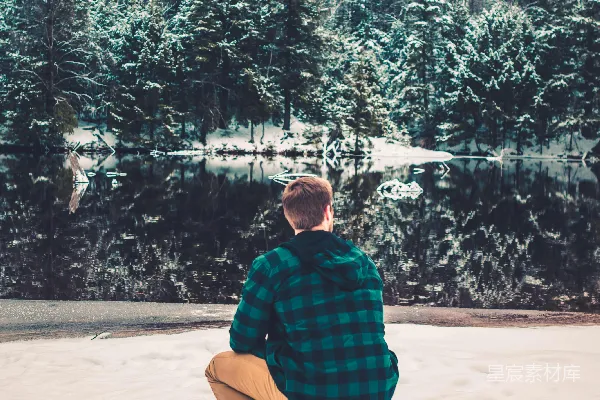 高清摄影 一个男人坐在雪地上。