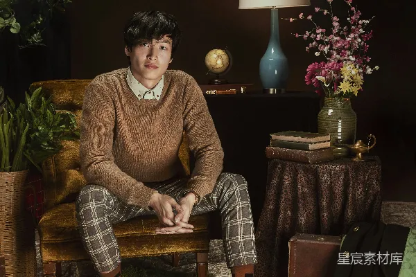 高清摄影 一个男人坐着并看着镜头