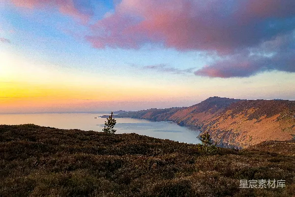 高清摄影 一幅带有小山和远处水域的景色