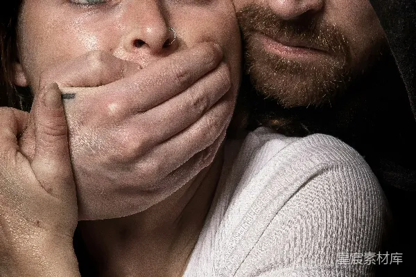 高清摄影 一个穿着白色背心的女人被抓住了。