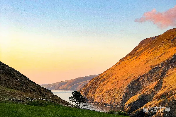 高清摄影 一条河流流经山谷