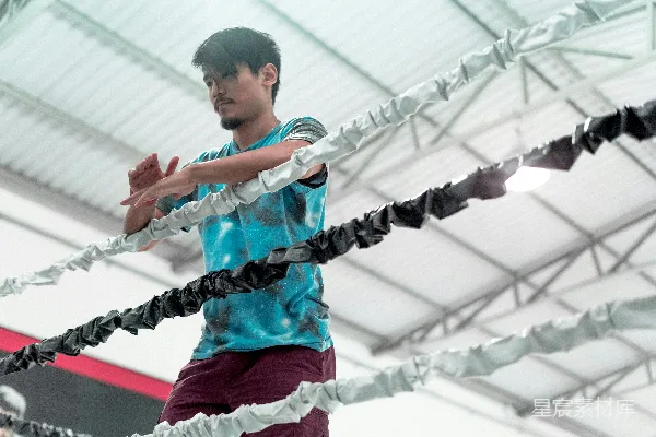 高清摄影 站在拳击台绳索旁边的男人