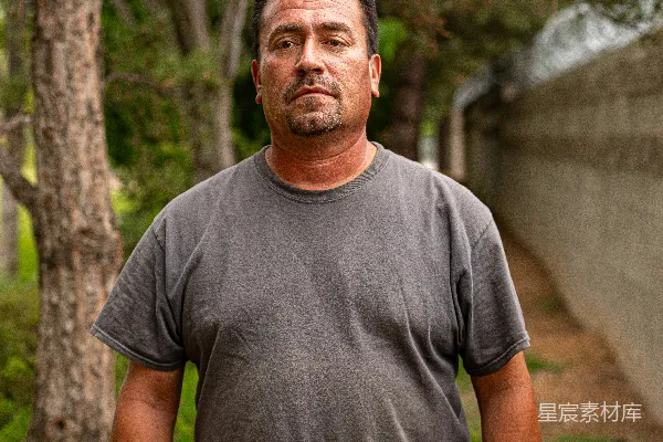 高清摄影 一个男人站在森林中央。