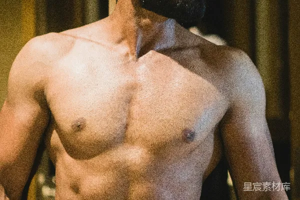 高清摄影 一个没穿衬衫、披着毛巾的男人站在镜子前。