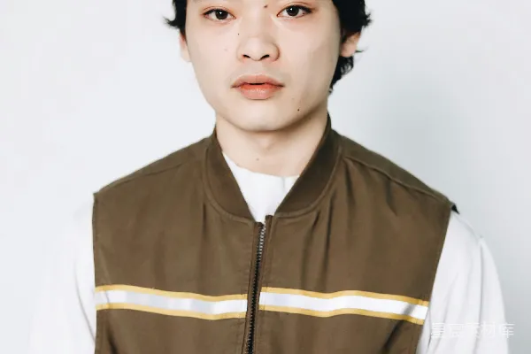 高清摄影 一个穿着棕色夹克和白色衬衫的男人