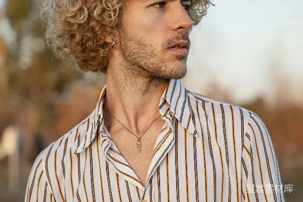 高清摄影 一个卷发男人穿着条纹衬衫