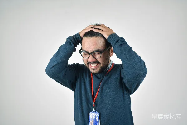 高清摄影 穿蓝色毛衣的男人
