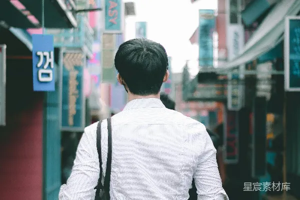 高清摄影 一个穿着白色衬衫和黑色夹克的男人在白天的路边行走。