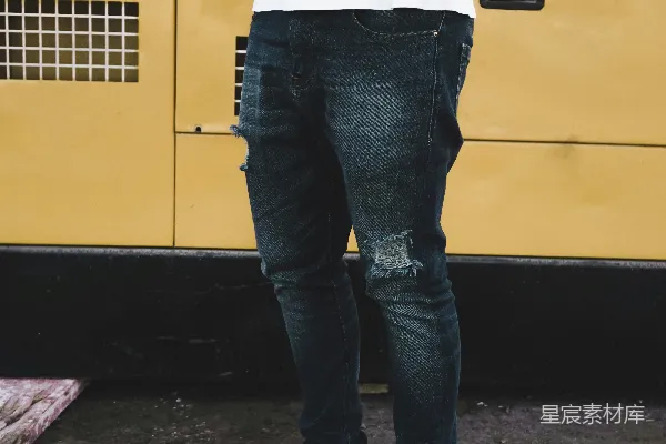 高清摄影 穿着磨损的黑色牛仔紧身裤和一双黑色Vans Old Skool鞋的男人