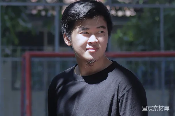 高清摄影 穿黑色圆领T恤的男人站在白天的红色金属围栏旁边。