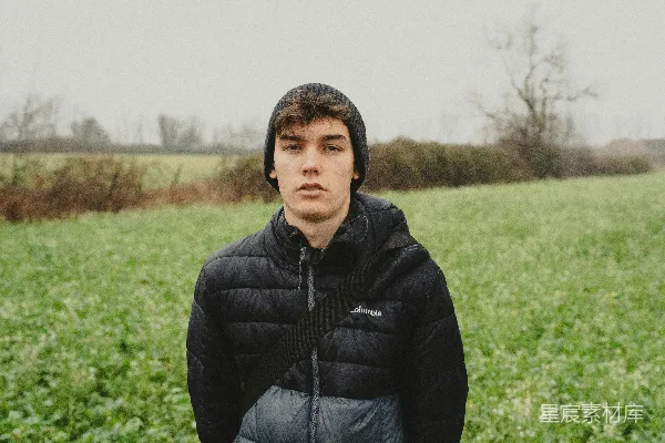 高清摄影 一个男人站在一片绿草地上