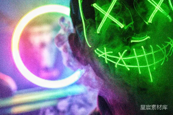 高清摄影 一个戴着荧光面具的人在黑暗的房间里