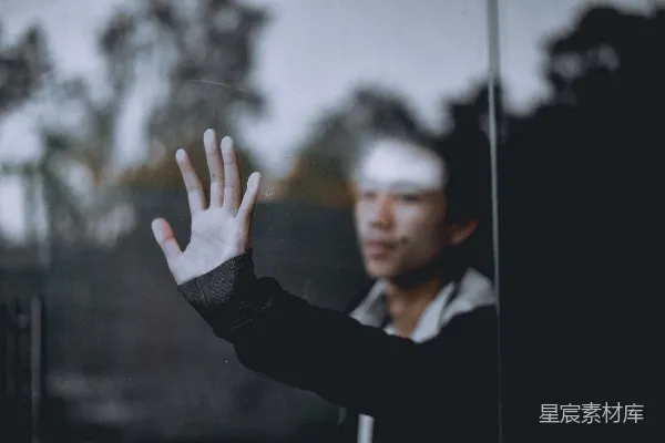 高清摄影 一只手托着一个透明玻璃墙。
