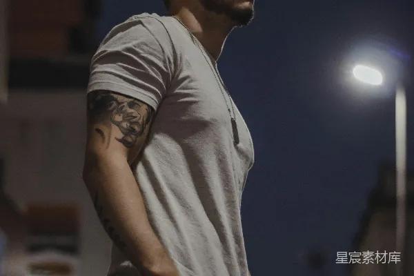 高清摄影 一个男人站在夜晚的街道上。