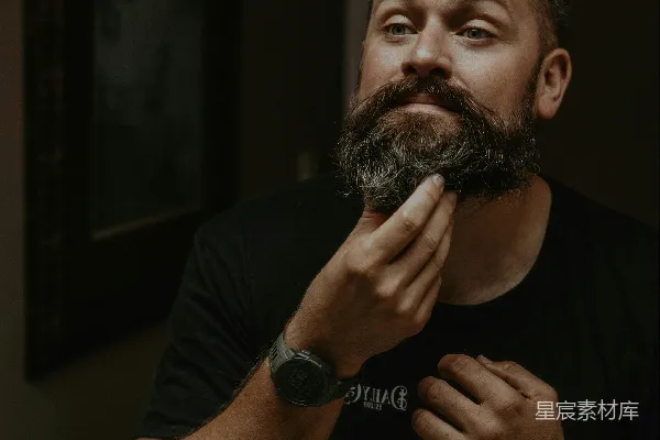 高清摄影 一个男人正在镜子前刮胡子。