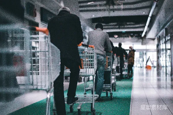 高清摄影 穿黑色长袖衬衫和黑色裤子的男人站在购物车里。