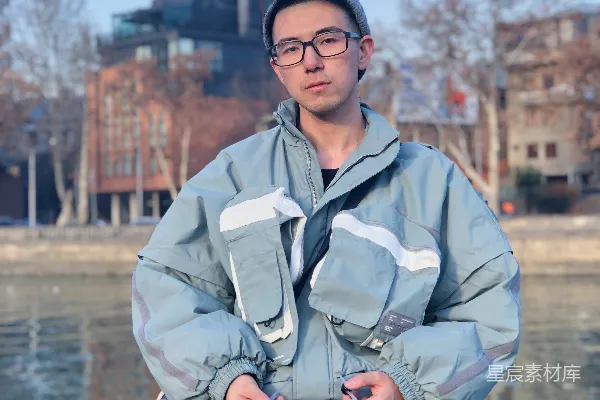 高清摄影 穿着白色夹克的女子坐在白天的混凝土长凳上。