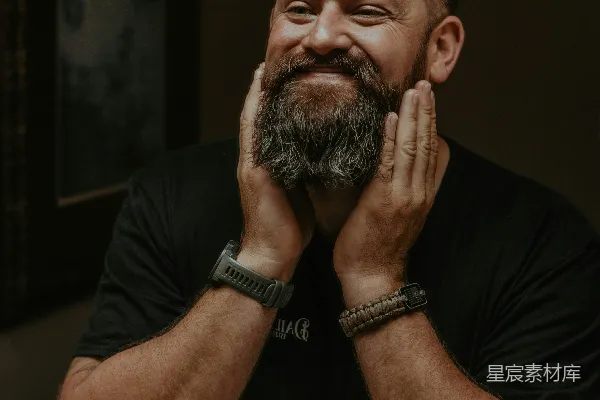 高清摄影 留着胡子，戴着手镯的男人在微笑。