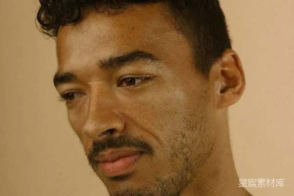 高清摄影 穿着黄色衬衫的男人