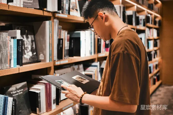 高清摄影 在图书馆里看书的男士