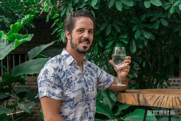 高清摄影 一个男人手里拿着一杯酒。
