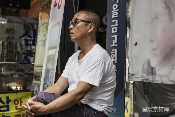 高清摄影 坐在椅子上穿着白衬衫的男人